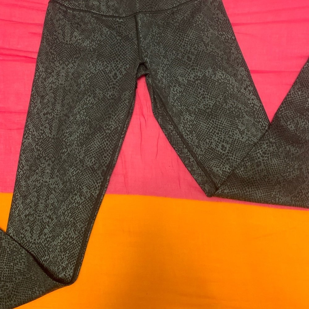 Victoria Secret Knockout sneak print Leggings